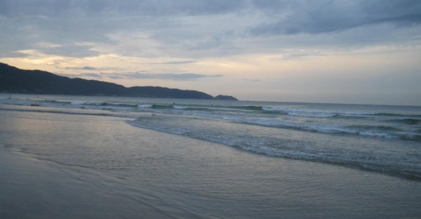 Praia de bombas ao entardercer.