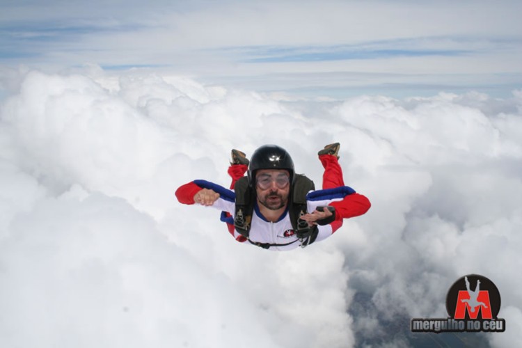 Gustavo em um salto de para-quedas