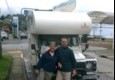 Gil et Bernard Farjounel, com seu motorhome no Chile.