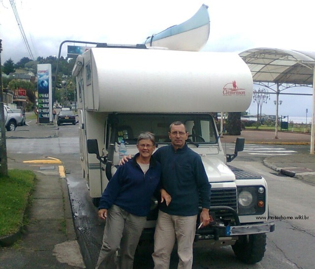 Gil et Bernard Farjounel, com seu motorhome no Chile.